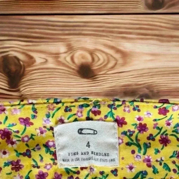 Pins and Needles Urban Outfitters Floral Shorts Size 4 with two buttons on front - Picture 4 of 5